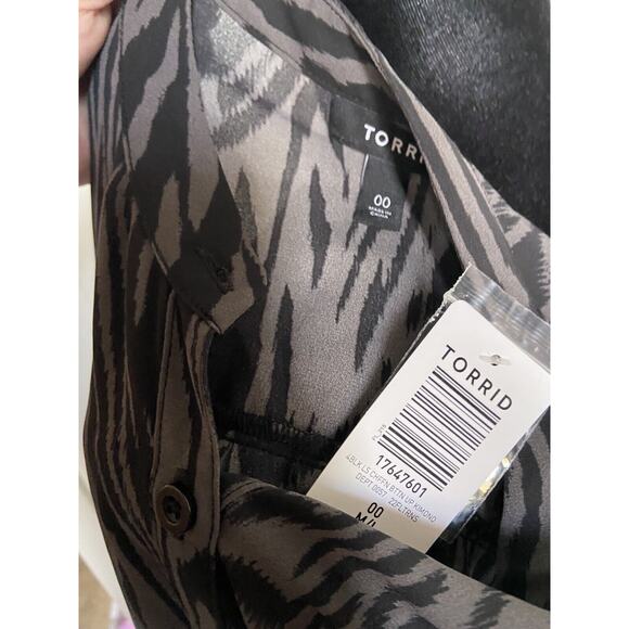 Torrid Womens Shirt Sz 00 M L‎ 10 Deep Black Gray Zebra Print Blouse Chiffon NEW - Picture 11 of 11
